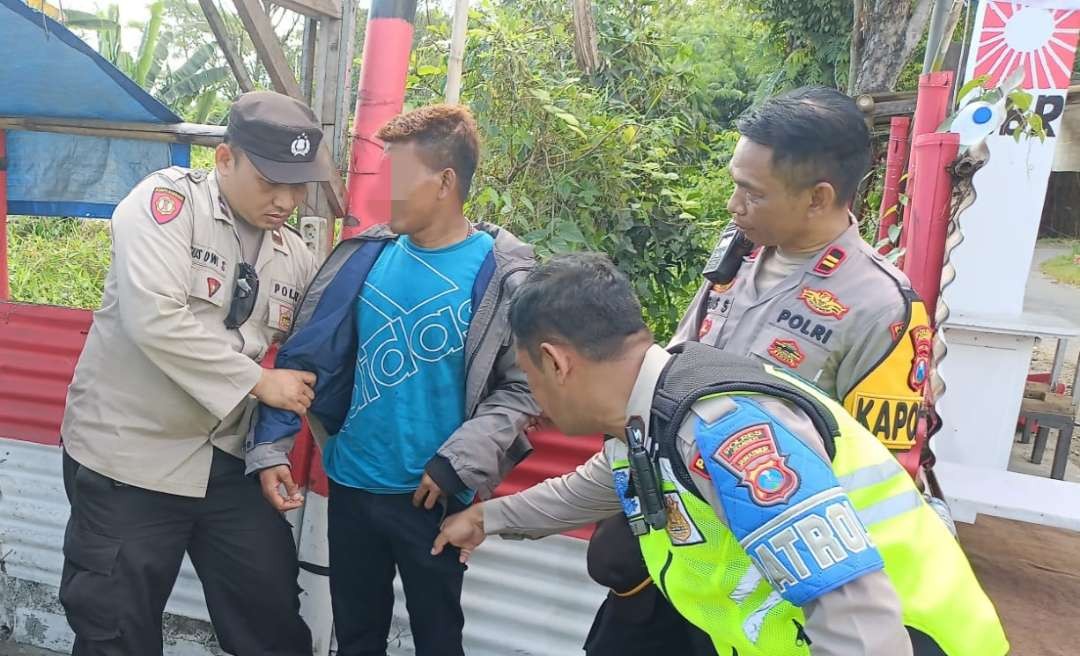 Polisi menangkap tersangka pencurian perhiasan saat nonton JFC. (Foto: Dokumentasi Polsek Sumberbaru)