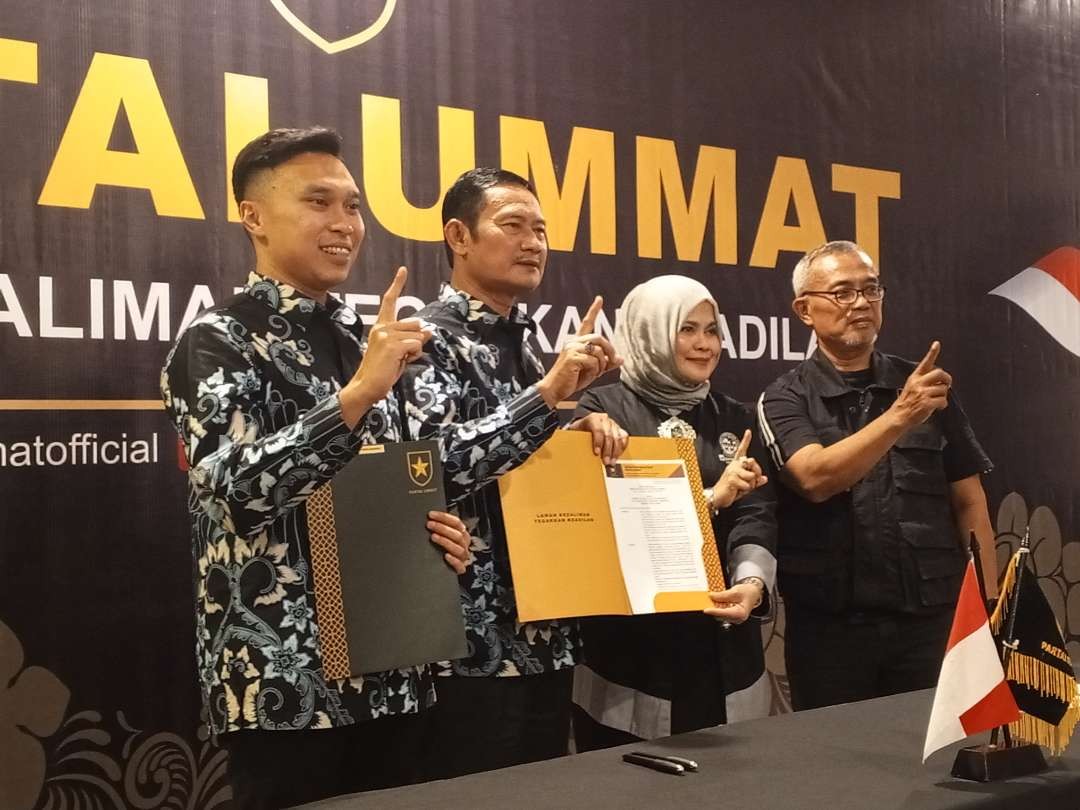 Pasangan Yuhronur Efendi -Dirham saat menerima rekomendasi dari Partai Umat (Foto :Istimewa)