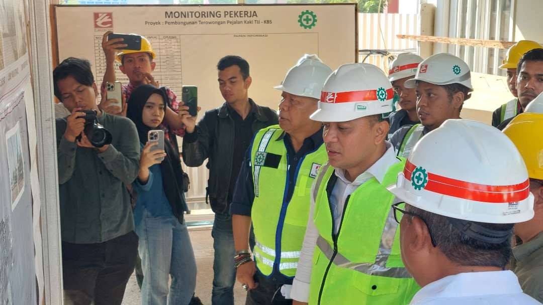 Walikota Surabaya Eri Cahyadi saat meninjau langsung pengerjaan terowongan bawah tanah atau tunnel, yang akan menghubungkan KBS-TIJ, Selasa 6 Agustus 2024. (Foto: Julianus Palermo/Ngopibareng.id)