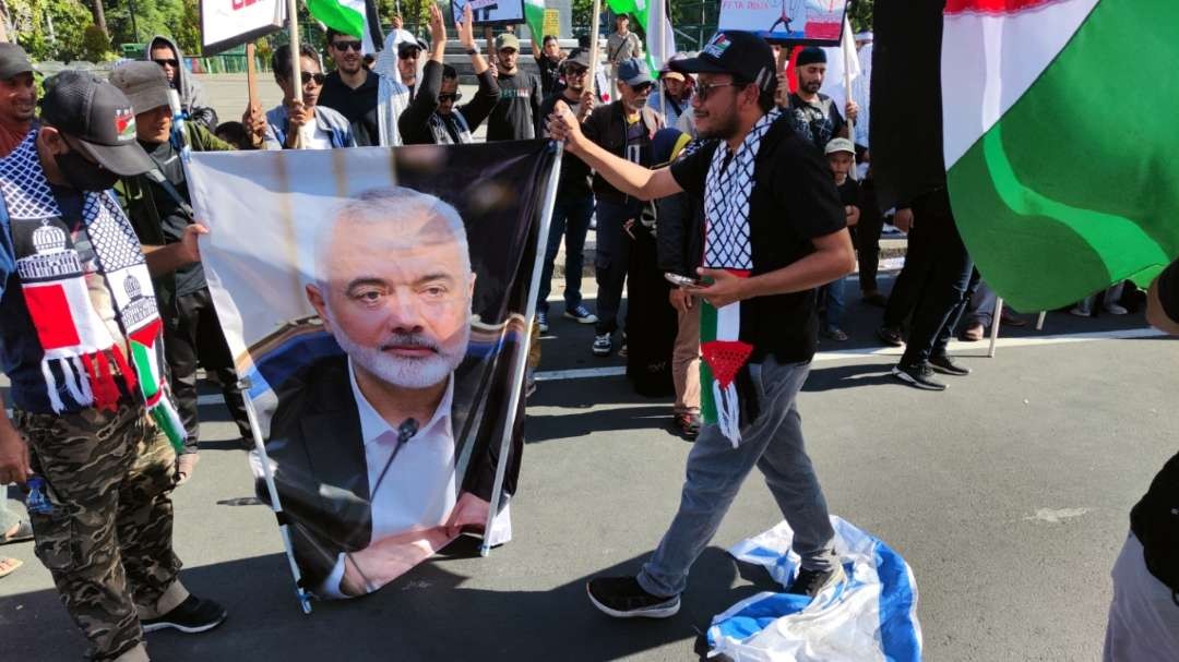 Peserta aksi unjuk rasa mengecam pembunuhan terhadap pimpinan Hamas di depan Gedung Negara Grahadi, Surabaya, Selasa 6 Agustus 2024. (Foto: Fariz Yarbo/Ngopibareng.id)