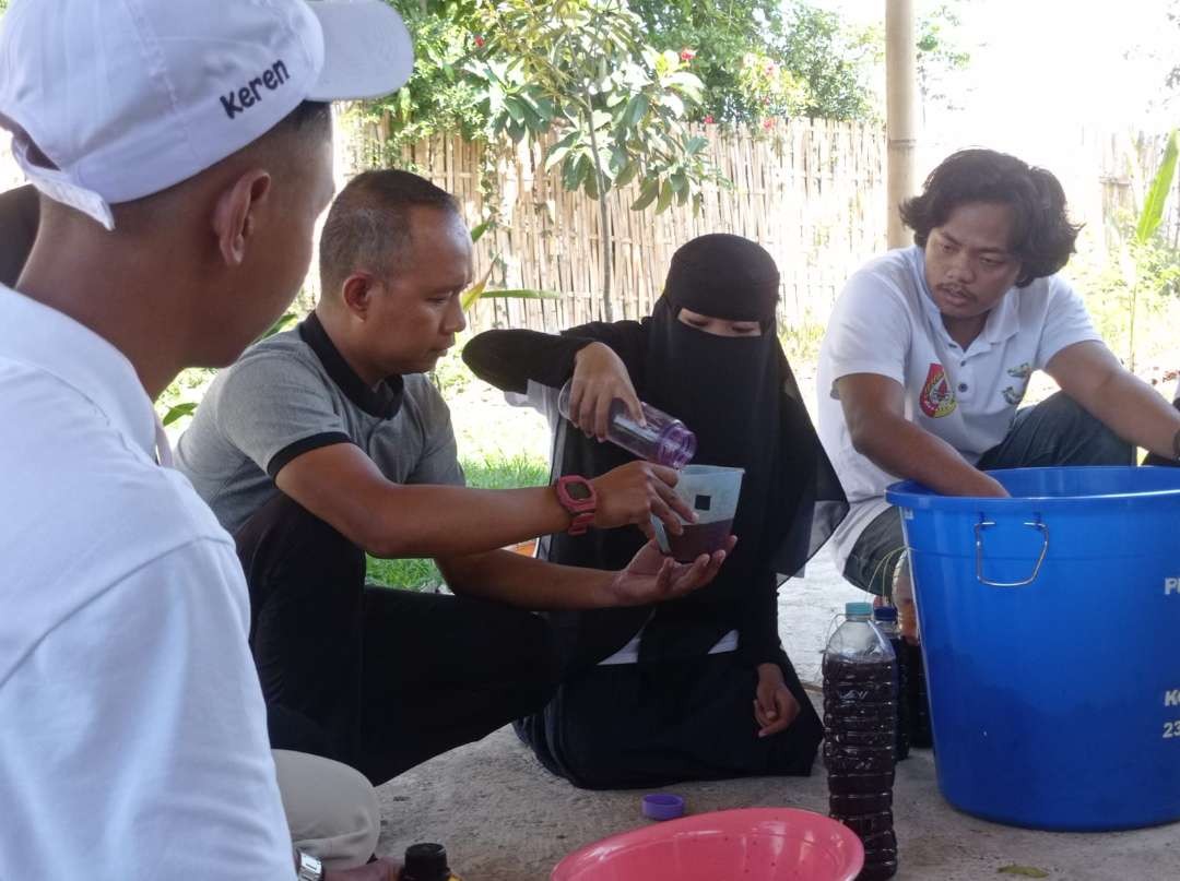 Proses pembuatan pupuk cair organik dari limbah organik kafe di Jember, Jawa Timur. (Foto: Rusdi/Ngopibareng.id)