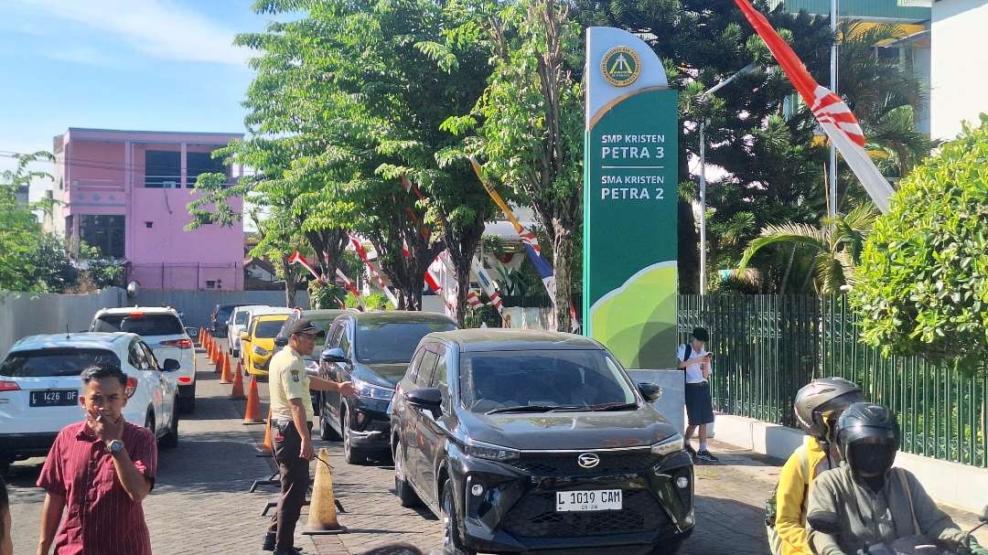 Potret kemacetan saat jam pulang sekolah, yang tampak di depan Sekolah Petra, Jalan Manyar Tirtoasri, Mulyorejo, Surabaya. (Foto: Julianus Palermo/Ngopibareng.id)