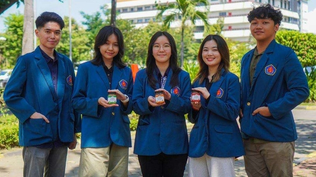 Lima mahasiswa Universitas Surabaya (UBAYA) berhasil menciptakan inovasi baru di dunia kuliner dengan meluncurkan produk bumbu masak sehat. (Foto: Istimewa)