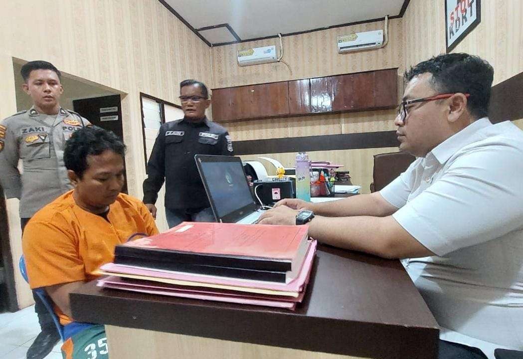 Tersangka Dedi Susanto saat diperiksa di Unit Perlindungan Perempuan dan Anak, Satreskrim, Polres Probolinggo Kota. (Foto: Ikhsan Mahmudi/Ngopibareng.id)