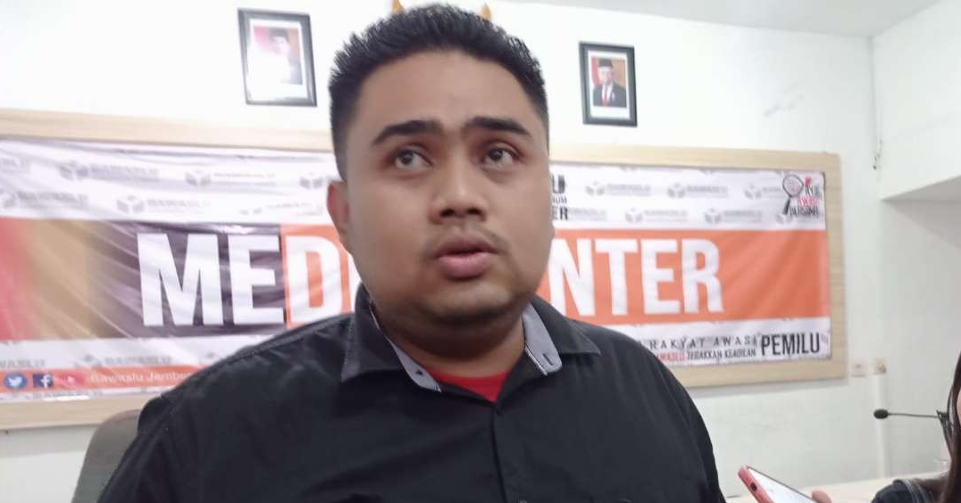 Ketua Bawaslu Jember Sanda Aditya Pradana. (Foto: Rusdi/Ngopibareng.id)