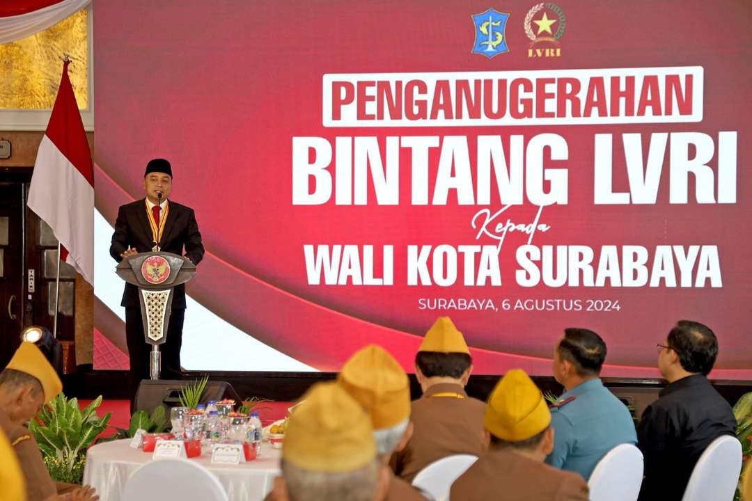 Walikota Surabaya menerima pengharga terttinggi dari LVRI karena jasanya dianggap luar biasa. (Foto: Pemkot Surabaya)