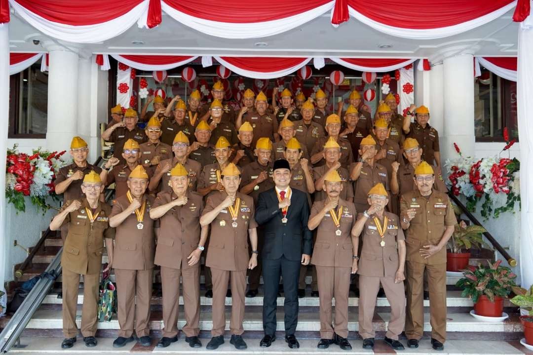 Eri Cahyadi berfoto bersama dengan para pengurus LVRI. (Foto: Pemkot Surabaya)