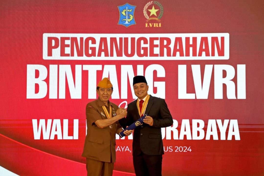 Walikota Surabaya Eri Cahyadi menerima penghargaan tertinggi dari Legiun Veteran Republik Indonesia (LVRI) berupa Bintang LVRI. (Foto: Pemkot Surabaya)