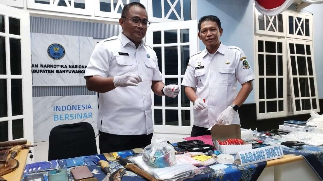 Ketua Pelaksana Program P4GN BNNK Banyuwangi, Kombes Pol Faisol Wahyudi menunjukkan barang bukti yang diamankan. (Foto: Muh Hujaini/Ngopibareng.id)