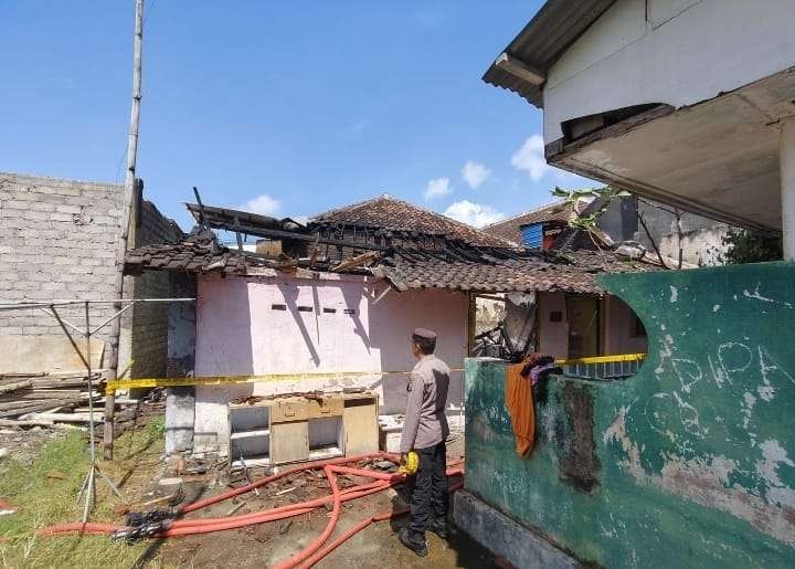 Rumah kontrakan yang terbakar beserta satu unit sepeda motor (foto: istimewa)