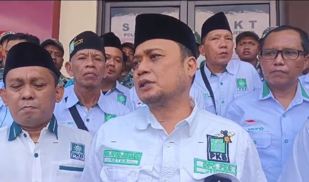 Ketua DPC PKB Jember, Ayud Junaidi saat memaparkan pelaporan Lukman Edy ke Polres Jember. (Foto: Rusdi/Ngopibareng.id)