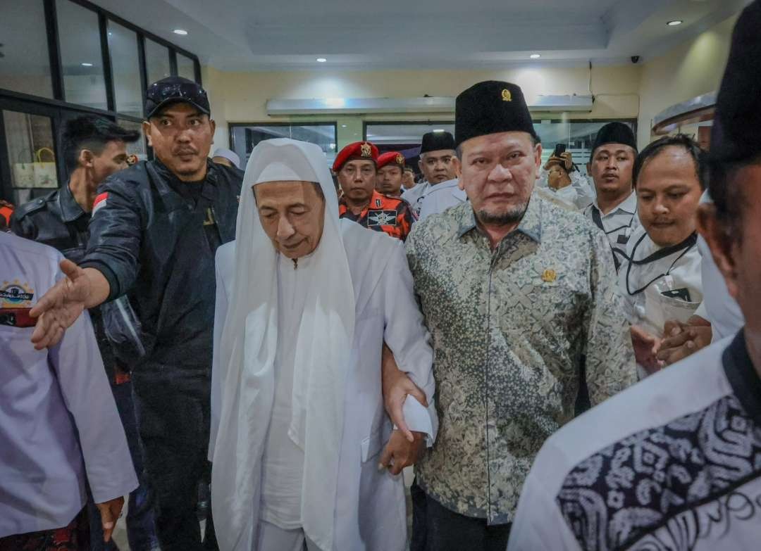 Ketua DPD RI AA LaNyalla Mahmud Mattalitti bersama Habib Muhammad Luthfi bin Ali bin Yahya di pra-Muktamar Thoriqoh Al-Mu'tabaroh An-Nahdiyyah (JATMAN). (Foto: