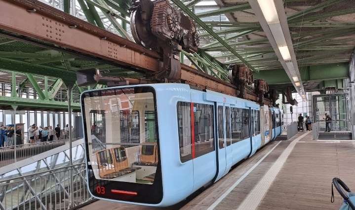 Kereta Gantung Wuppertal, yang merupakan salah satu ikon kota di Jerman ini. (Foto: Ngopibareng.Id/Sukemi)