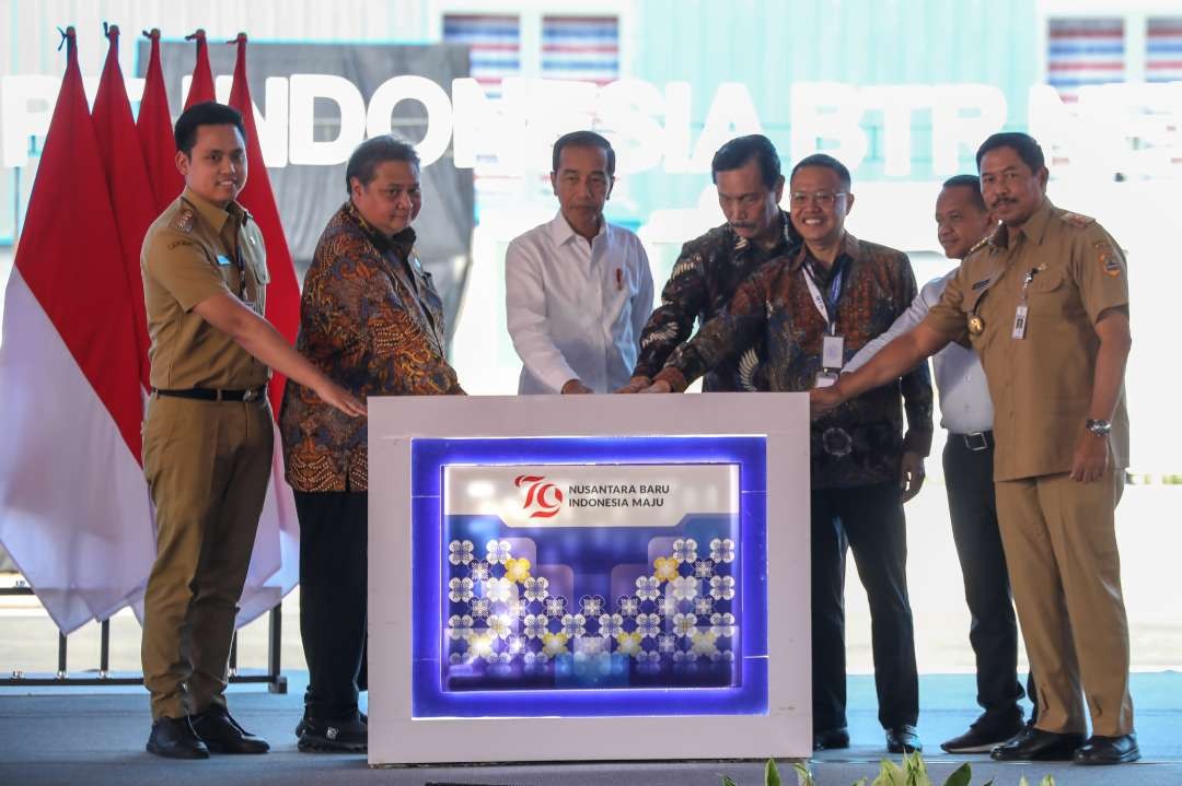 Pj Gubernur Jawa Tengah, Nana Sudjana (kanan) mendampingi Presiden Jokowi (kiri ketiga) meresmikan pabrik anoda PT Indonesia BTR New Energi Materials di Kawasan Ekonomi Khusus (KEK) Kendal, Rabu, 7 Agustus 2024. (Foto: Istimewa)