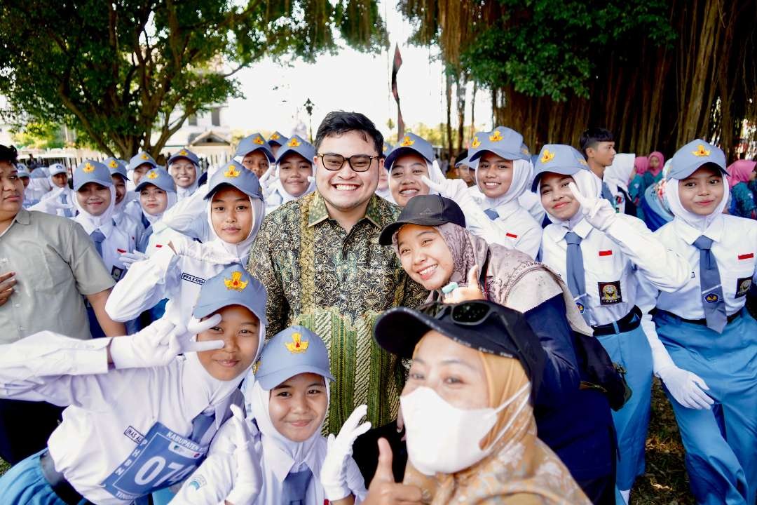 Bupati Kediri Hanindhito Himawan Pramana menyapa ribuan peserta lomba gerak jalan tingkat SMA/SMK (Istimewa)