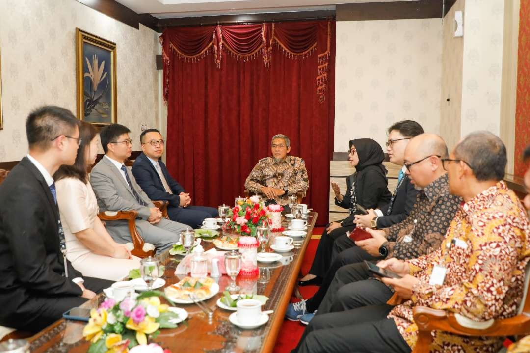 Sekretaris Daerah Jawa Tengah, Sumarno saat menerima kunjungan delegasi Indonesia-Tiongkok Youth Exchange Program di Gedung Gradhika Bhakti Praja Semarang, Selasa, 6 Agustus 2024 malam. (Foto: Pemprov Jawa Tengah)