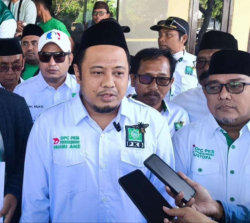 Ketua DPC PKB Kabupaten Probolinggo, Lora Fahmi Abdul Haq Zaini (kiri) saat melaporkan Lukman Edy ke Polres Probolinggo. (Foto: Ikhsan Mahmudi/Ngopibareng.id)