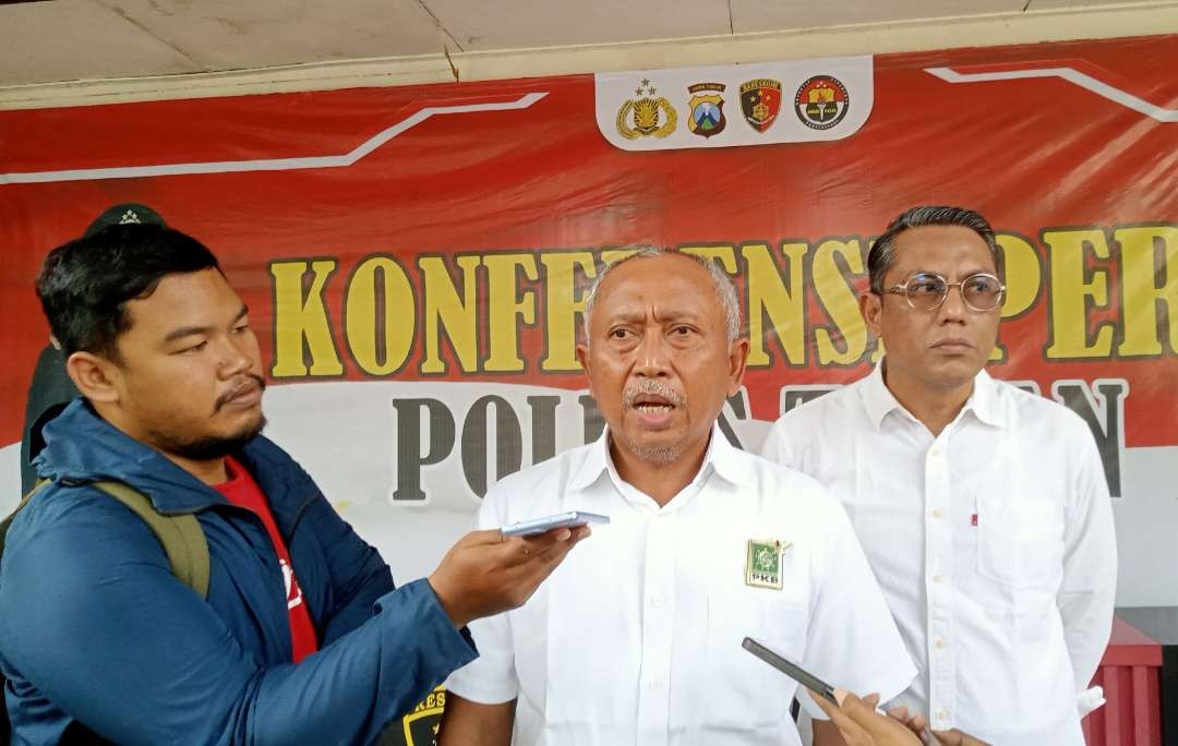 Ketua DPC PKB Tuban, M. Miyadi saat memberikan keterangan kepada media usai melaporkan Muhammad Lukman Edy (dok. Khoirul Huda/Ngopibareng.id)