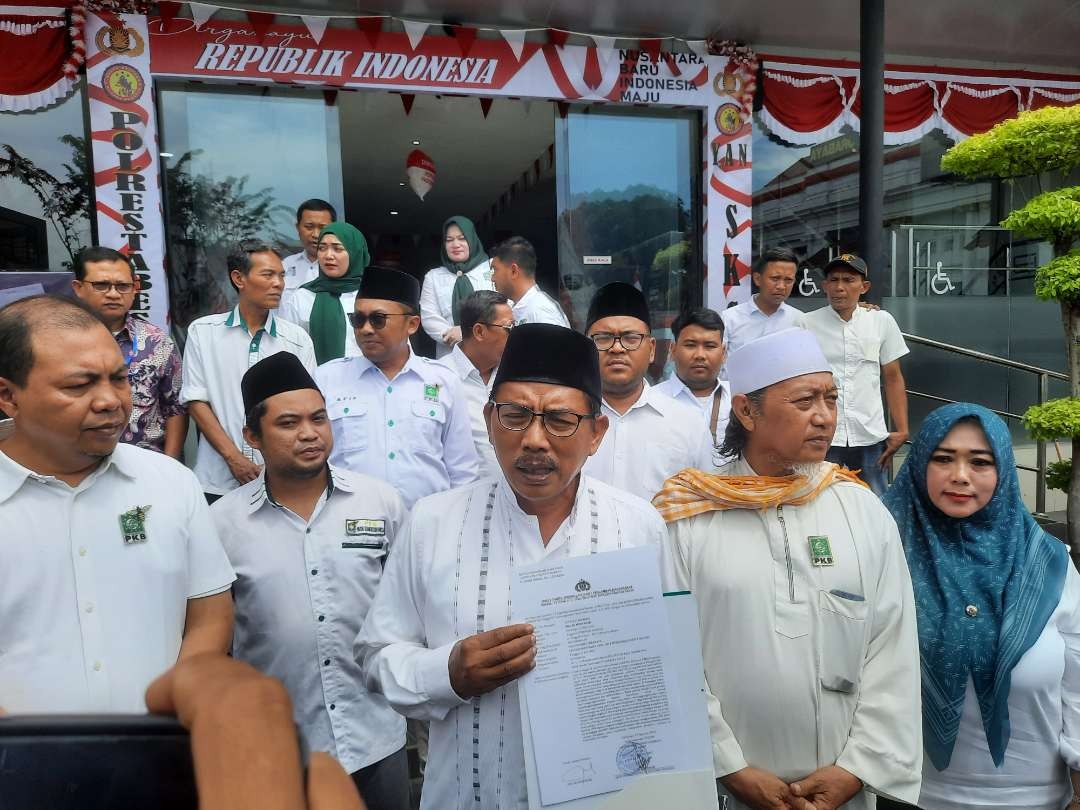 Ketua DPC PKB Kota Surabaya, Musyafak Rouf bersama jajaran pengurus PKB Surabaya, setelah melaporkan tuduhan pencemaran nama baik yang dilakukan oleh mantan Sekjen PKB, Lukman Edy, di Mapolrestabes Surabaya, Rabu 7 Agustus 2024. (Foto: Istimewa)