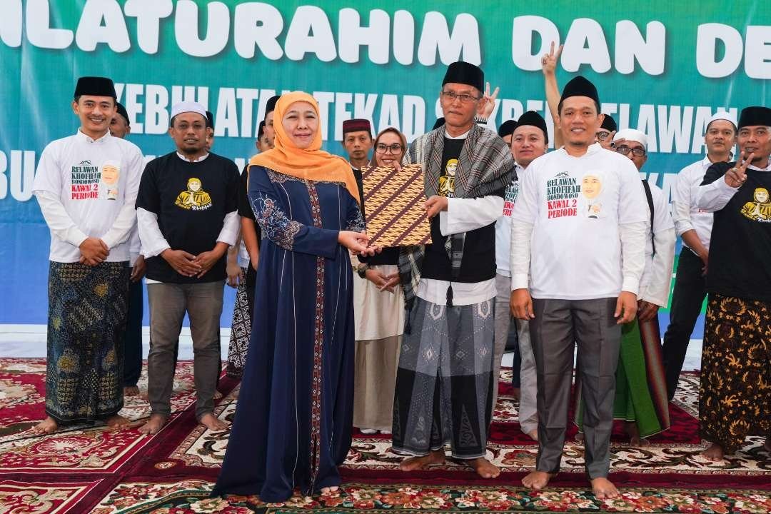 Khofifah Indar Parawansa menerima deklarasi Sekber Relawan Pendukung Khofifah se-Kabupaten Bondowoso untuk kemenangan Pilgub Jatim 2024. (Foto: Istimewa)