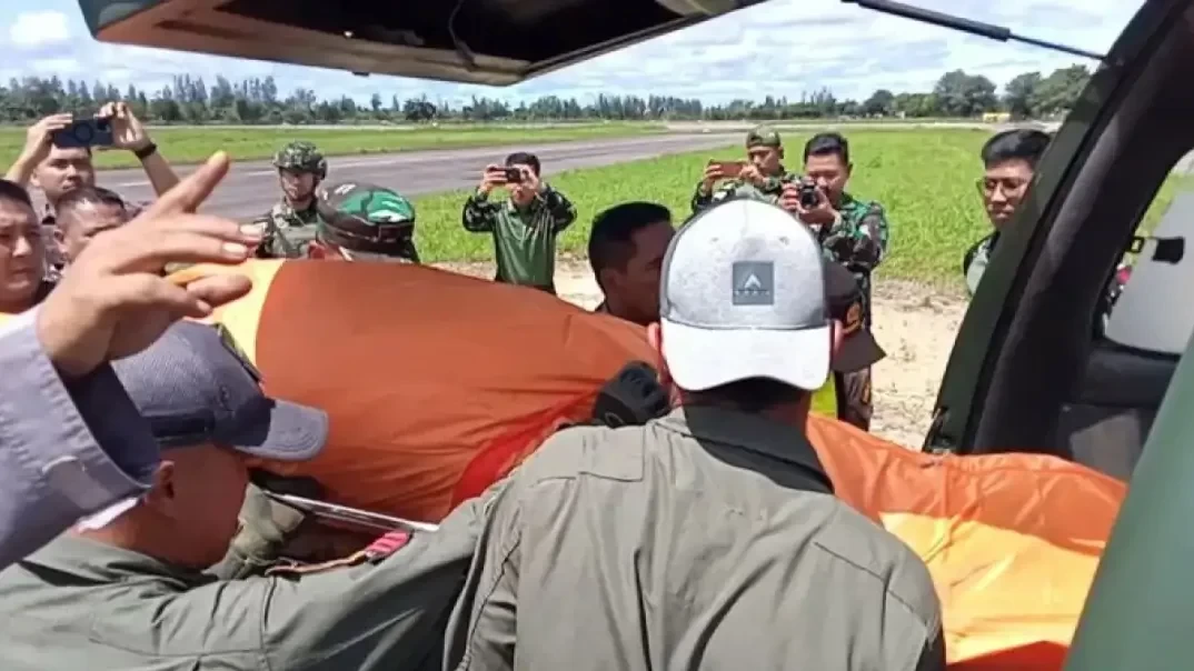 Evakuasi jenazah pilot Helikopter PK IWN milik PT Intan Angkasa Air Service Glen Malcolm Conning yang tewas dibunuh kelompok OPM. (Foto: Ant)