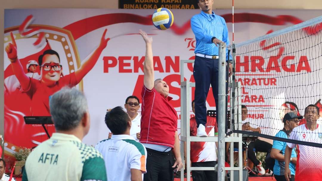 Pj Gubernur Jatim, Adhy Karyono saat mengikuti perlombaan voli dalam POR ASN di Halaman Kantor Gubernur Jatim, Surabaya, Kamis 8 Agustus 2024. (Foto: Fariz Yarbo/Ngopibareng.id)