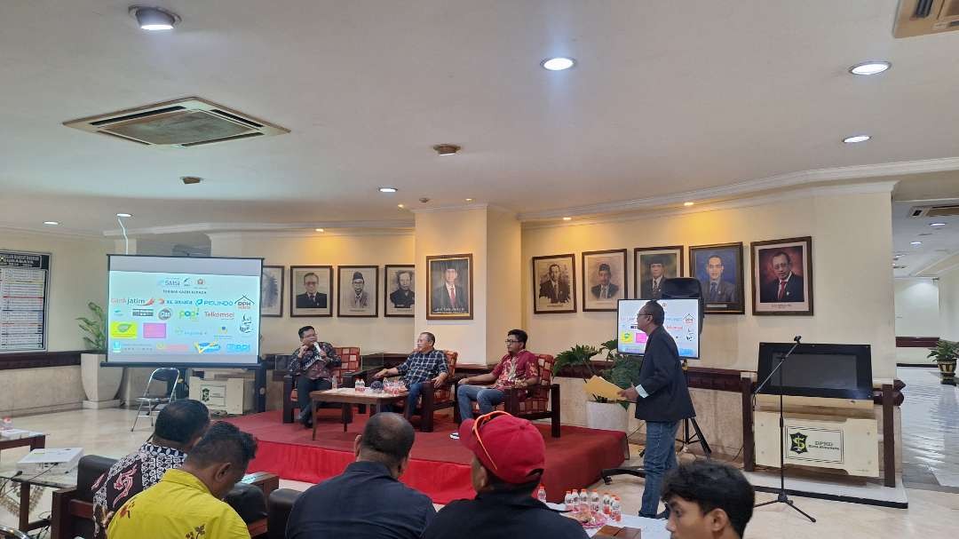 Suasana gelar wicara atau talkshow yang digelar oleh Serikat Media Siber Indonesia (SMSI) Kota Surabaya bersama Kelompok Kerja (Pokja) Jurnalis Dewan Kota Surabaya (Judes) dan Persatuan Wartawan Indonesia (PWI) Surabaya dengan tema "Suroboyo Sopo Rek", Kamis 8 Agustus 2024. (Foto: Julianus Palermo/Ngopibareng.id)