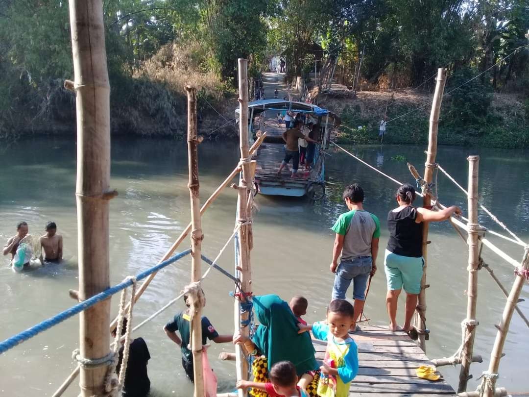 Warga turun ke Sungai Brantas di Desa Sumengko, Kecamatan Wringinanom, Gresik, Sabtu 19 Oktober 2019. Kegiatan ini dilakukan karena warga berniat menangkap ikan mabuk. (Foto: dok/ngopibareng.id)