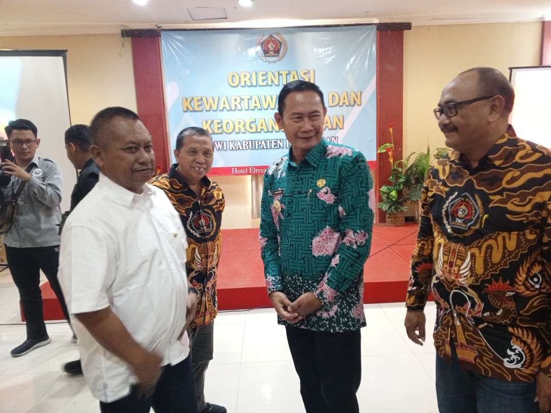 Bupati Lamongan Yuhronur Efendi berbincang dengan Ketua PWI Jatim Luthfil Hakim (putih) membuka OKK PWI Lamongan (Foto: Imron Rosidi/Ngopibareng.id)