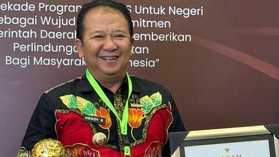 Bupati Jember Hendy Siswanto menunjukkan piagam dan plakat penghargaan UHC (Foto: Dok Diskominfo Jember)