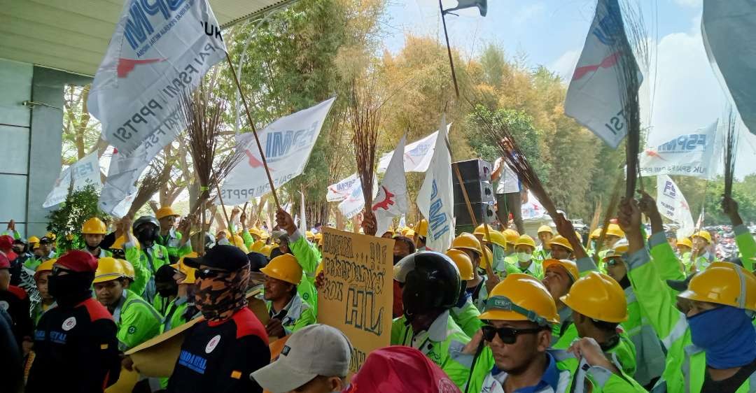 Ratusan pekerja melakukan aksi di depan PT. Semen Indonesia Pabrik Tuban (Foto: Khoirul Huda/Ngopibareng.id)