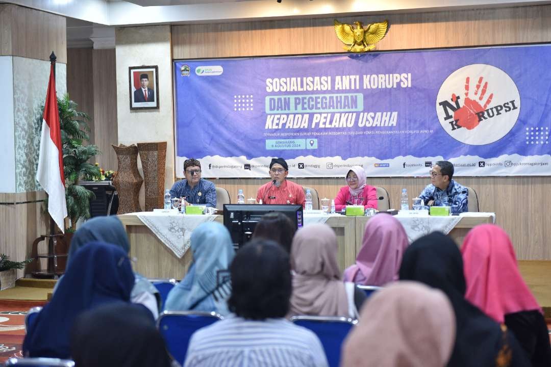 Sumarno saat membuka Sosialisasi antikorupsi dan pencegahan korupsi bagi pelaku usaha di Kantor Dinas Perindustrian dan Perdagangan Jateng, Kamis, 8 Agustus 2024.