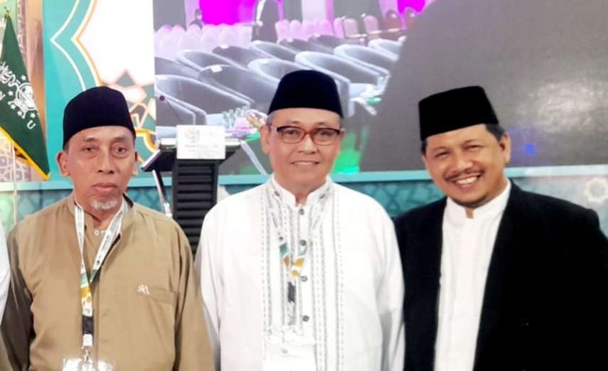 KH Abdul Bari dan KH Ahmad Zul Hilmi, Rais Syuriah PCNU Kota Surabaya, bersama Ust Muh Taufik Mukti, MC khusus Habib Syech bin Abdul Qodir Assegaf. (Foto: dok/ngopibareng.id)