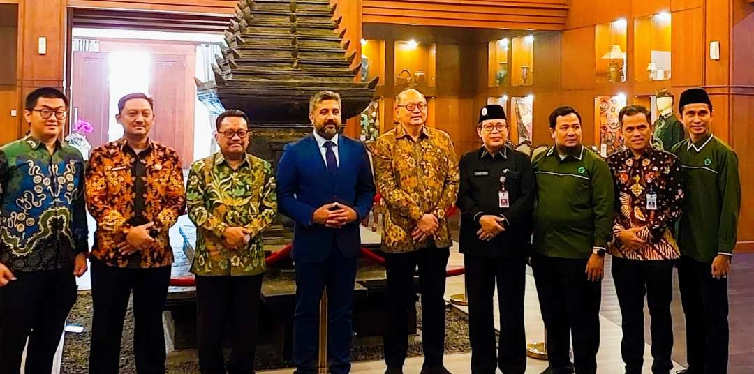 Ketua PW ISNU Jatim Prof. HM. Mas’ud Said, MM., Ph.D., bersama Direktur Operasional Minhaj Welfare Foundation Inggris, Adnan Sohail, Ph.D., dalam pertemuan di Pemprov Jatim. (Foto: isnu-jatim for ngopibareng.id) 
