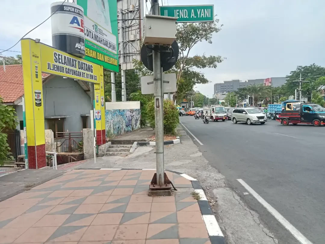 Suasana sekitar Bundaran Dolog dan Taman Pelangi, yang akan dibangun underpass demi mengurai kemacetan di daerah tersebut. (Foto: Julianus Palermo/Ngopibareng.id)