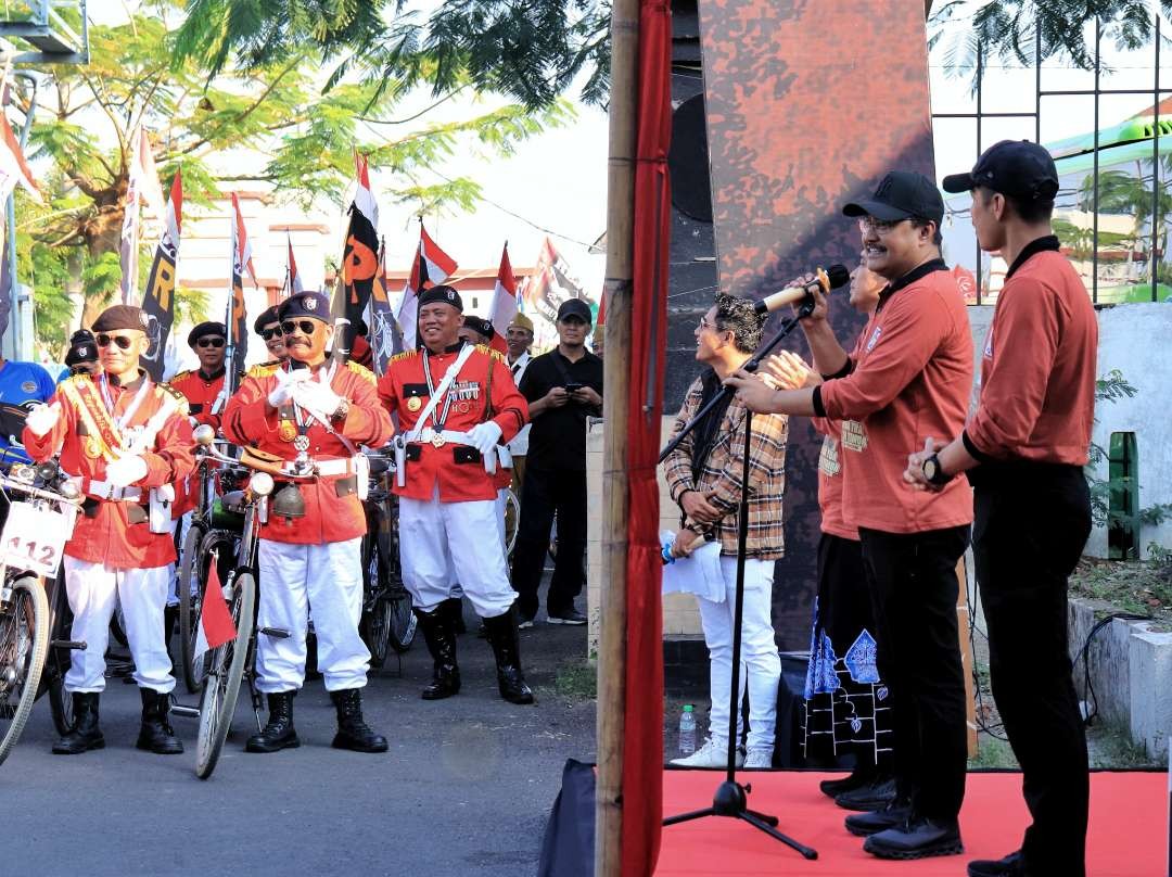 Walikota Pasuruan Saifullah Yusuf atau yang akrab disapa Gus Ipul memberangkatkan sejumlah sepeda tua yang diikuti sepeda tua regional Jawa Timur dengan tema "Ngonthel Bareng Walikota Pasuruan". (Foto: Pemkot Pasuruan)