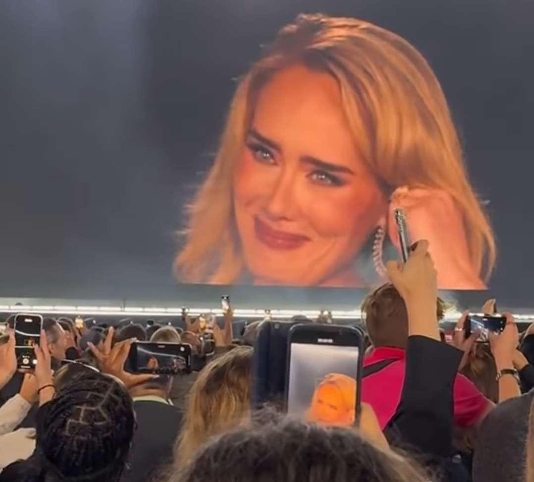 Adele terharu saat umumkan Hiatus di tengah konser di Jerman. (Foto: Istimewa)