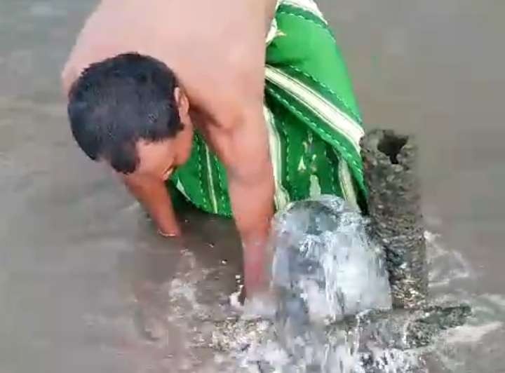 Air tawar muncul dari bekas pipa pengeboran tanah untuk penelitian di Pantai Bentar, Kabupaten Probolinggo. (Foto: Ikhsan Mahmudi/Ngopibareng.id)