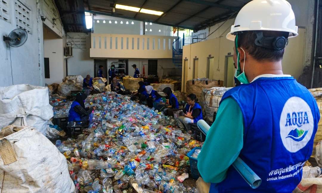 Pemilah botol kemasan plastik di gudang Rekosistem, Gresik. (Foto: Aini Arifin/Ngopibareng.id)