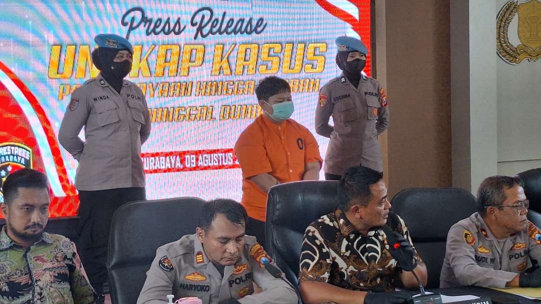 Pelaku penganiayaan hingga kakak kandungnya SD hingga tewas, tewas mengaku tidak memiliki niat untuk membunuh. (Foto: Julianus Palermo/Ngopibareng.id)