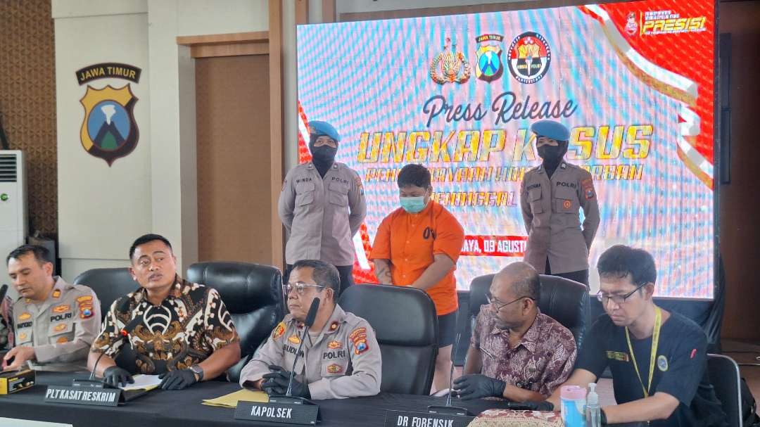 Tersangka pelaku penganiayaan hingga tewas terhadap kakak kandungnya, PN, saat ungkap perkara di Mapolrestabes Surabaya, Jumat 9 Agustus 2024. (Foto: Julianus Palermo/Ngopibareng.id)