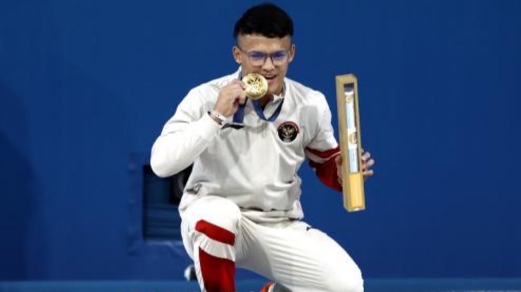 Debutan ajang internasional, Rizki Juniansah menyumbang emas kedua untuk Indonesia dari cabang angkat besi, Jumat 9 Agustus 2024. (Foto: ist)