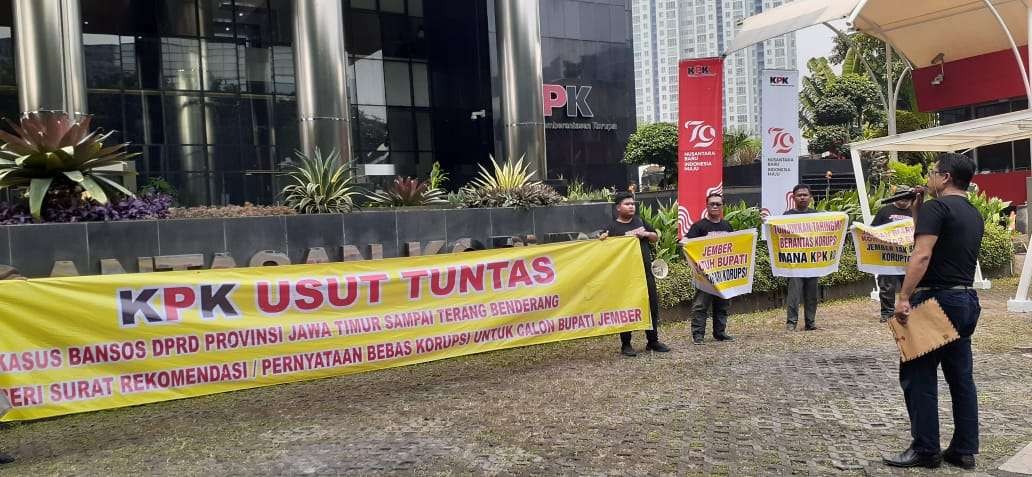 Puluhan anggota LSM Jember Bangkit saat melakukan unjuk rasa di depan Kantor KPK (Foto: Dok LSM Jember Bangkit)