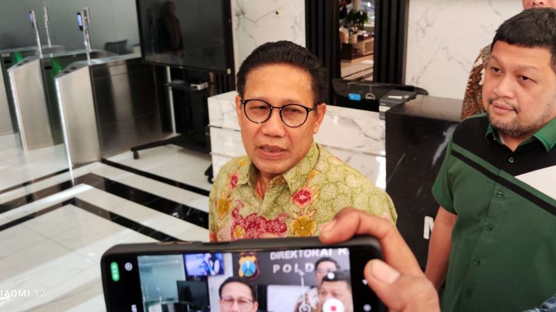 Ketua DPW PKB Jatim, Abdul Halim Iskandar usai menjalani pemeriksaan di Mapolda Jatim, Surabaya, Jumat 9 Agustus 2024. (Foto: Fariz Yarbo/Ngopibareng.id)