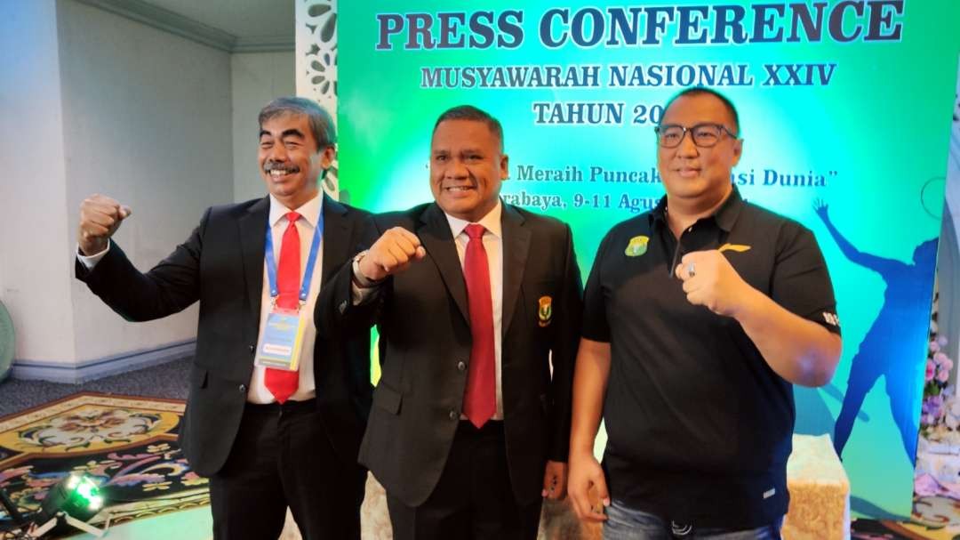 Ketua SC Munas PBSI, Eduart Wolok (tengah) bersama Ketua PBSI Jatim Tonny Wahyudi (kanan), dan Humas PBSI Broto Happy (kiri). (Foto: Fariz Yarbo/Ngopibareng.id)