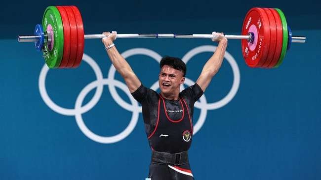 Rizki Juniansyah di cabang olahraga angkat besi 73 kg putra berhasil meraih medali emas di Olimpiade Paris 2024. (Foto: Reuters)