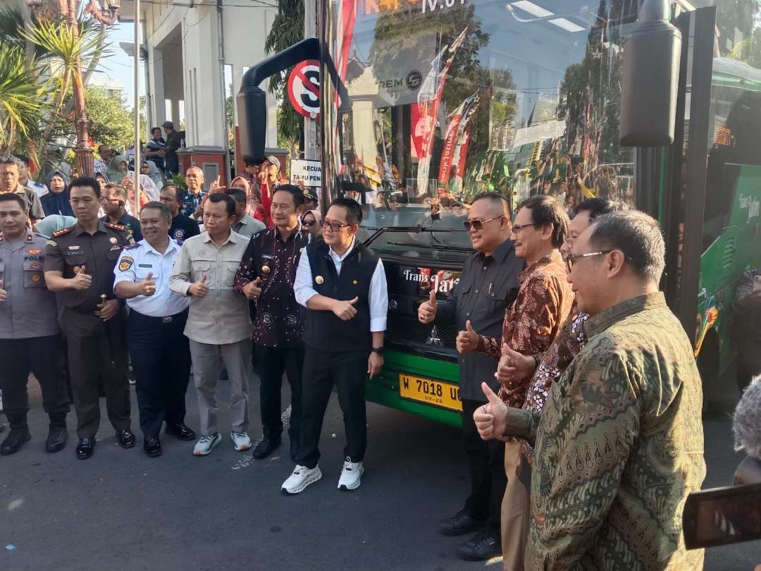 Pj Gubernur Jatim, Adhy Karyono (ropmi hitam) usai launching operasional bus Transjatim di Lamongan (Foto : Imron Rosidi/ngopibareng.id)