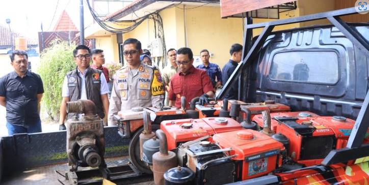 Kapolres Ngawi AKBP Dwi Sumrahadi Rakhmanto dan barang bukti mesin diesel alat pertanian dan mobil yang digunakan mengangkut hasil curian, di Mapolres Ngawi pada Jumat 8 Agustus 2024. (Foto: Istimewa)