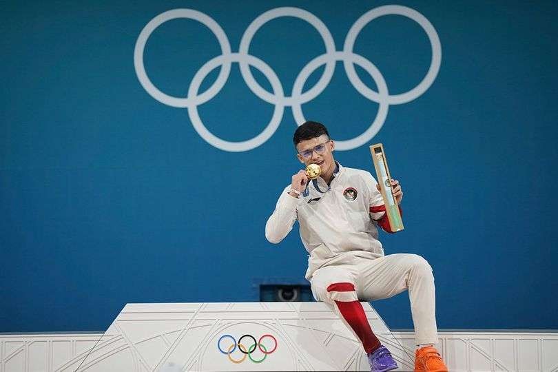 Selain meraih medali emas, Rizki Juniansyah juga memecahkan rekor dunia angkat besi nomor 73 Kg putra di Olimpiade Paris 2024. (Foto: AP)