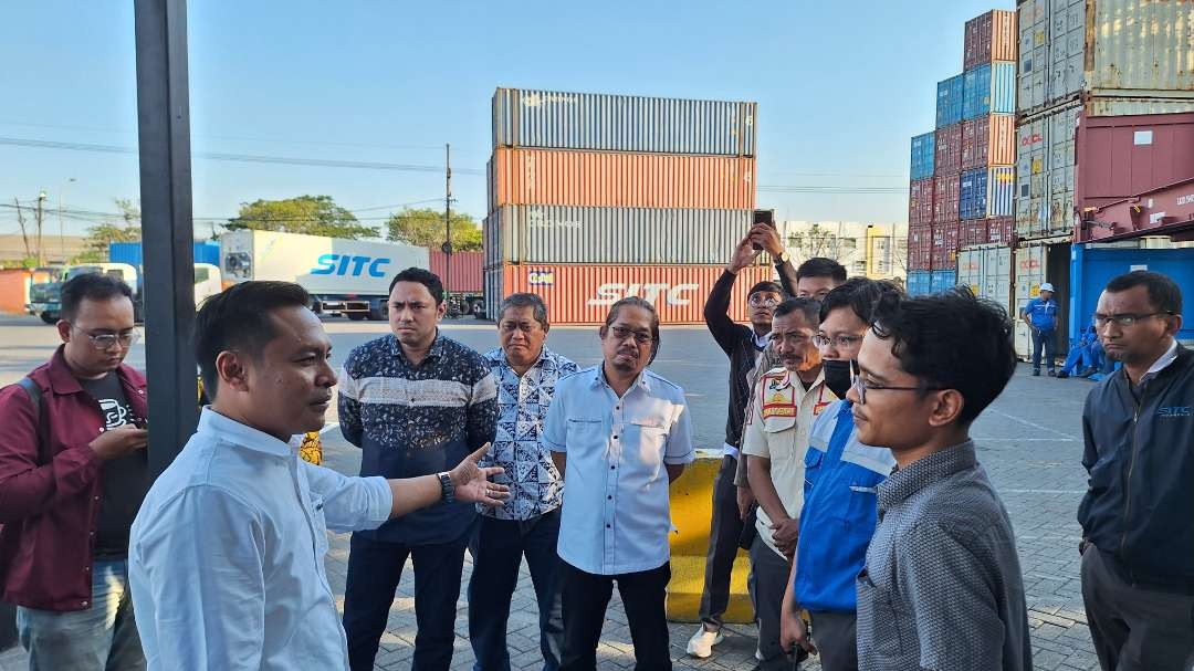 Sejumlah anggota Komisi A DPRD Kota Surabaya, saat melakukan sidak ke sejumlah depo peti kemas di kawasan Margomulyo, Rabu 17 Juli 2024. (Foto: Julianus Palermo/Ngopibareng.id)